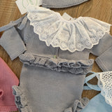 Rebeca volantes gris